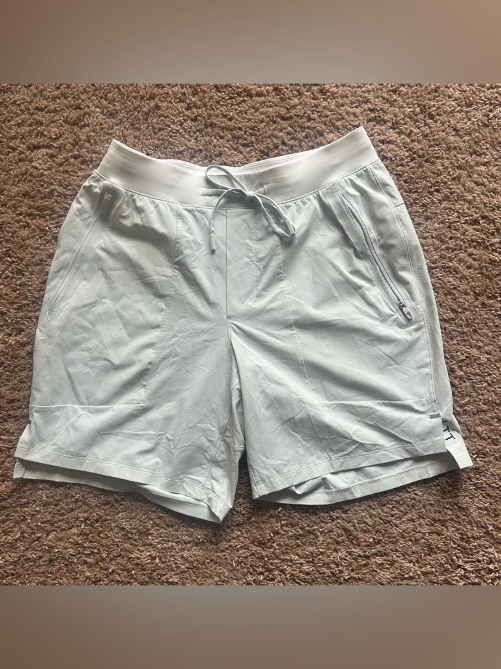 Men’s lululemon license to train linerless short 7” size medium light gray